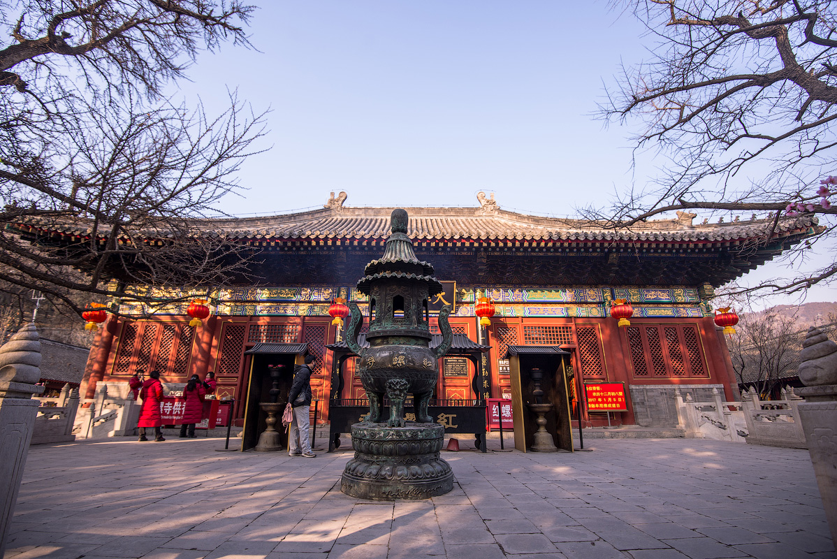 День в Пекине: хороший повод съездить на Великую стену и в храм Красных улиток.